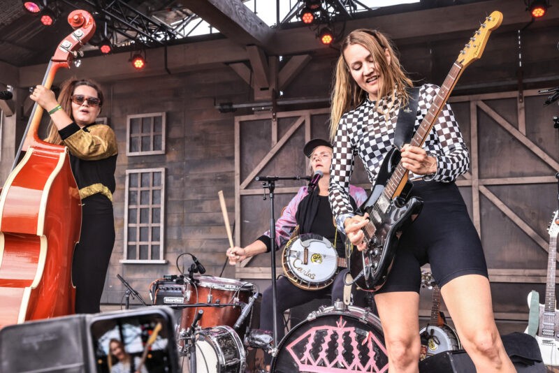 Baskery op de zwarte cross