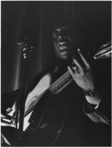 Lead Belly met zijn twaalf-snarige gitaar tijdens een optreden