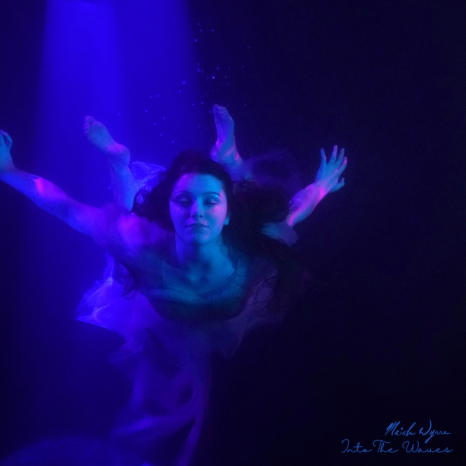 Maiah Wynne – Into The Waves