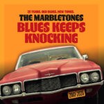 The MarbleTones – Blues Keeps Knocking Albumhoes van The MarbleTones – Blues Keeps Knocking met een rode Ford Thunderbird tegen een oranje achtergrond.