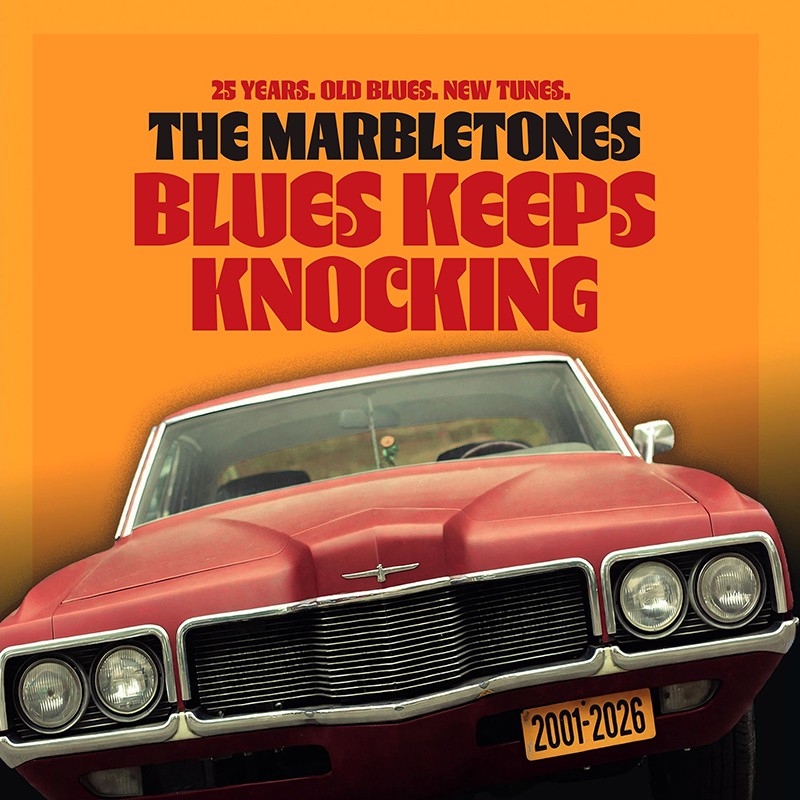 Albumhoes van The MarbleTones – Blues Keeps Knocking met een rode Ford Thunderbird tegen een oranje achtergrond.