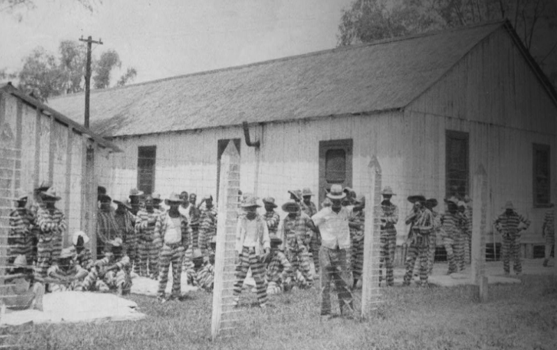 Lead Belly op de voorgrond in Prison Compound No. 1 in Angola Louisiana in 1934