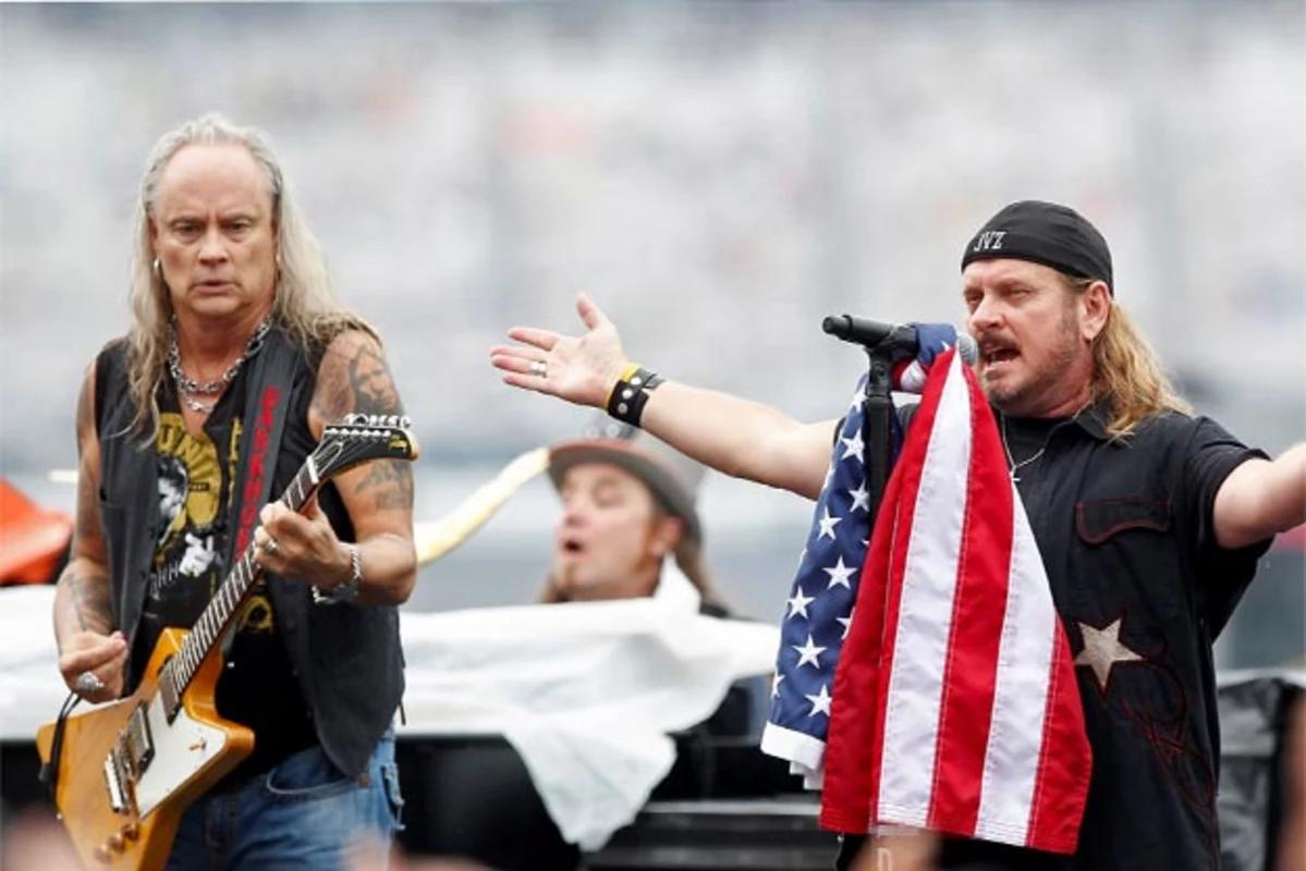 Johnny Van Zant, zanger van Lynyrd Skynyrd en jongere broer van Ronnie Van Zant, tijdens een liveoptreden in 2012.