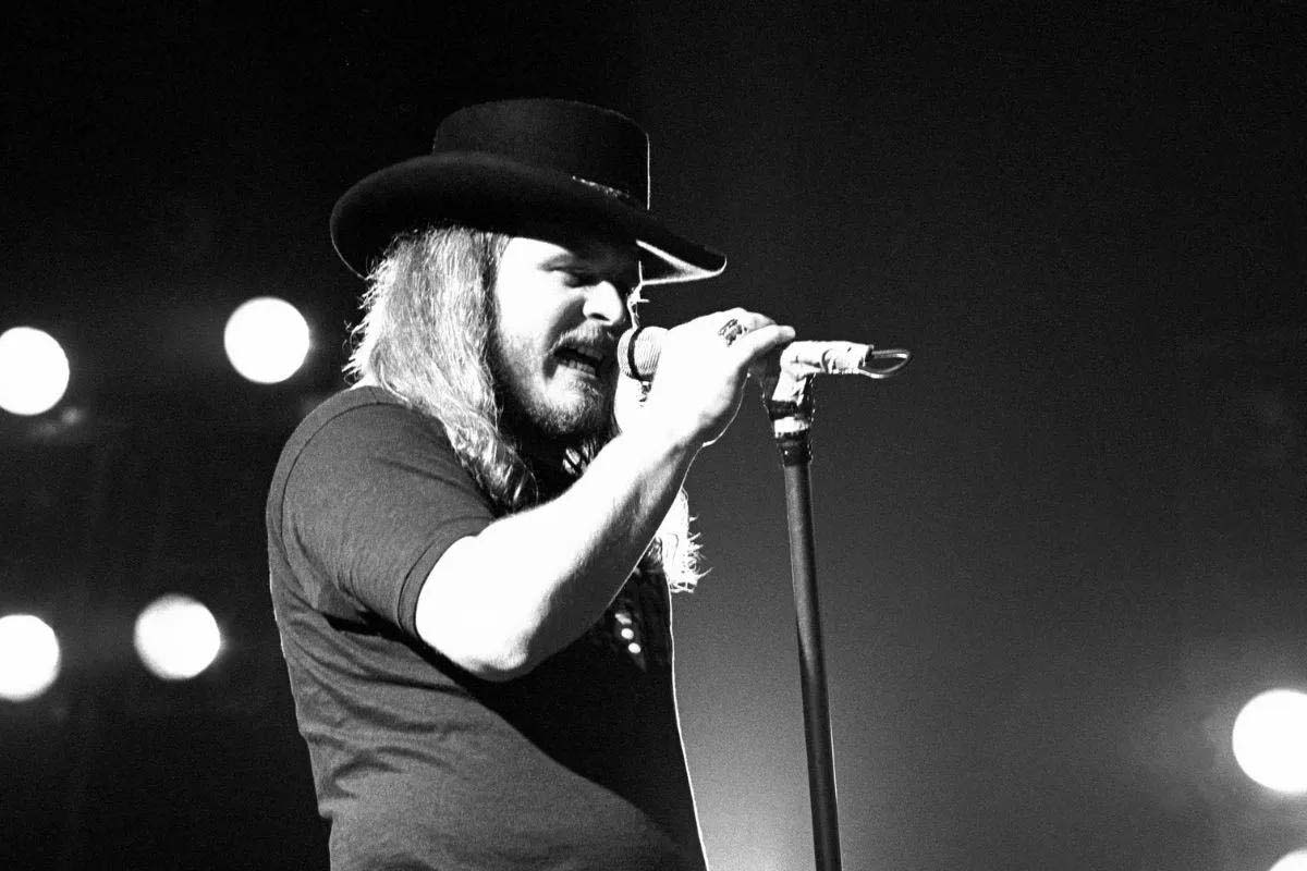 Ronnie Van Zant, zanger van Lynyrd Skynyrd, tijdens een optreden in Chicago op 10 juli 19