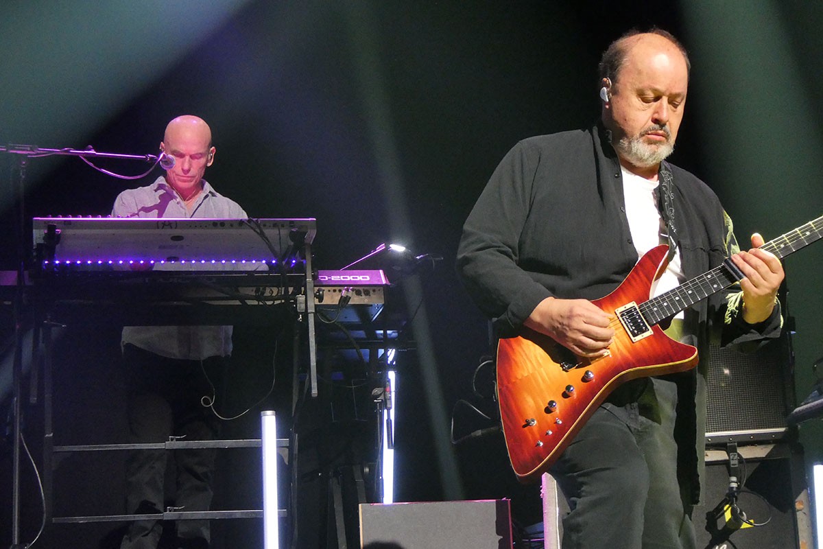 Steve Rothery en Mark Kelly van Marillion tijdens het concert in Parkstad Theater Heerlen op 16 oktober 2026. Foto: Martien Koolen.